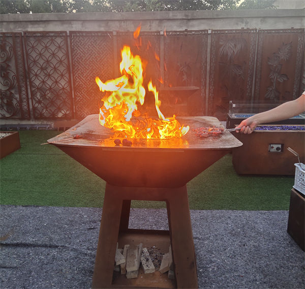 Odun Yanan Patio Corten Çelik Barbekü Izgarası